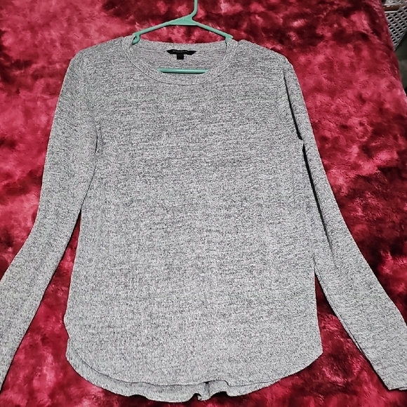 Banana Republic Tops - Banana Republic Heather Gray Long Sleeve Top 🦉